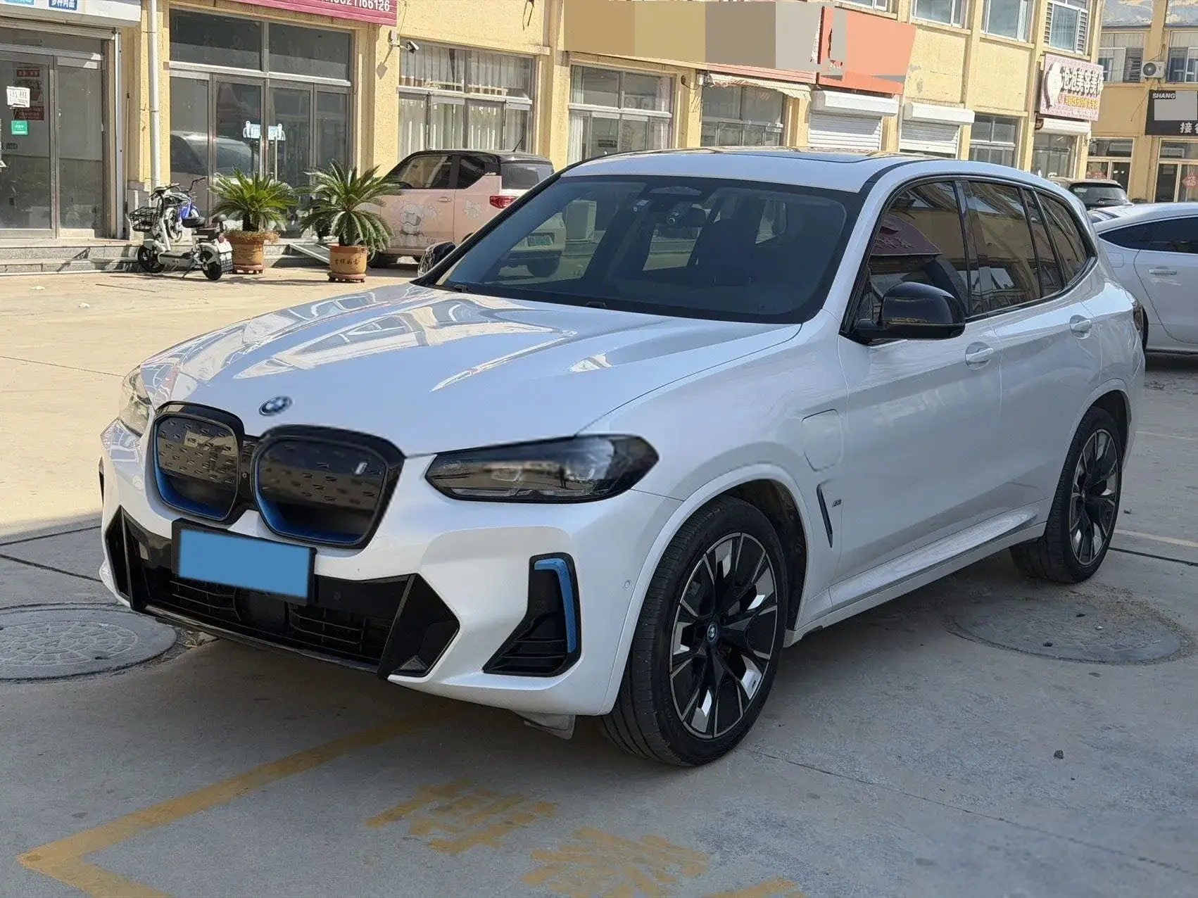 BMW iX3 SUV, 2022