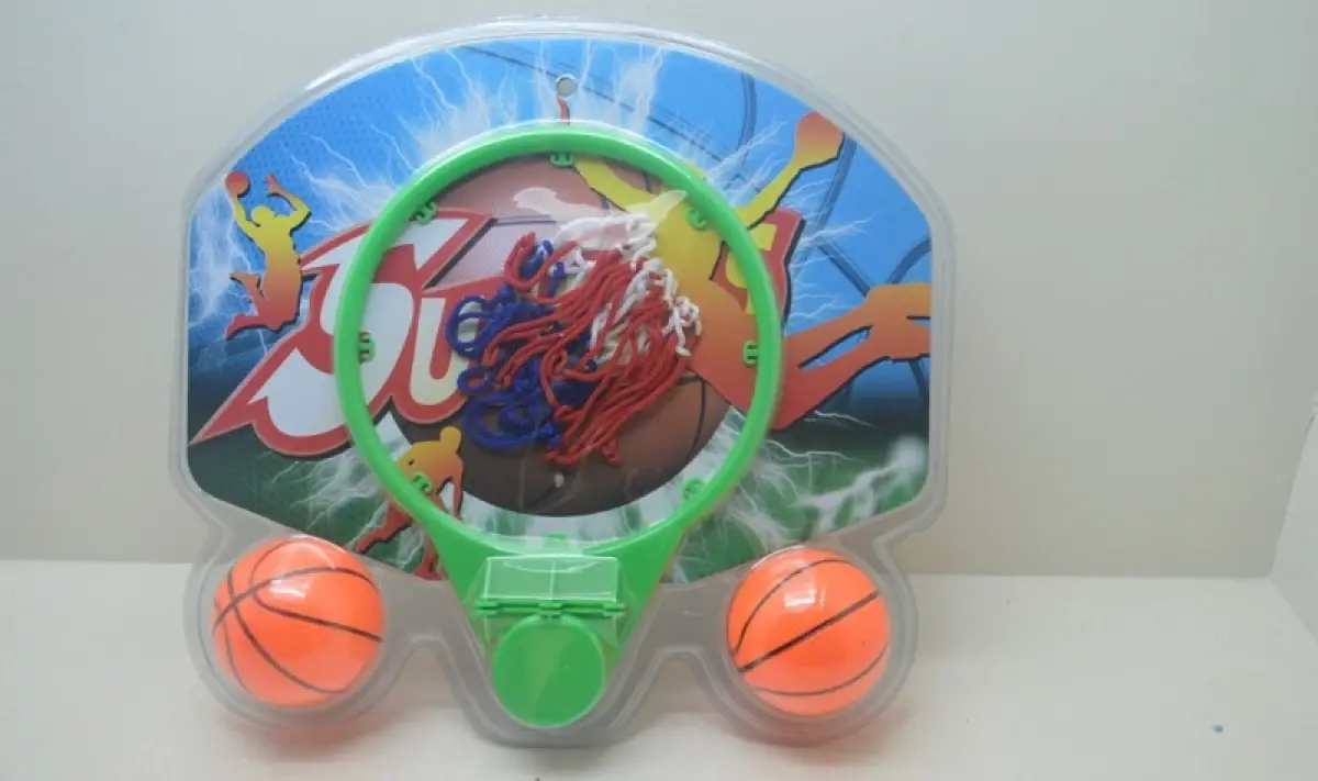 Panneau de basket avec deux ballons